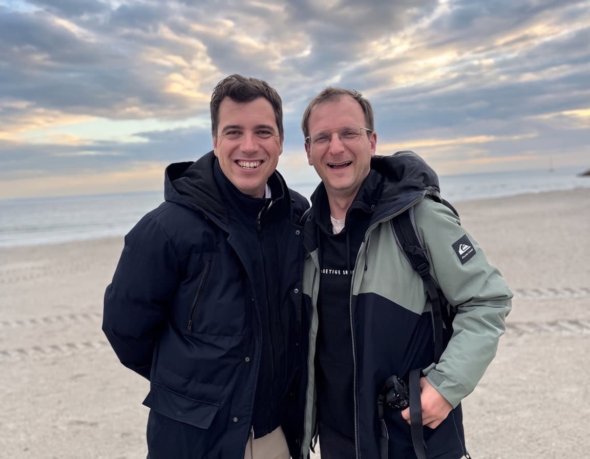 Florian und Arno, die Gründer von VoltExchange, am Strand